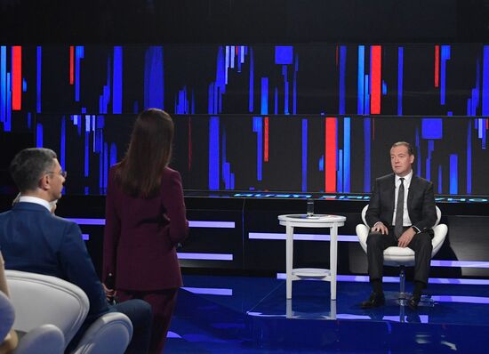 Премьер-министр РФ Дмитрий Медведев принял участие в программе "Диалог" на канале "Россия 24"