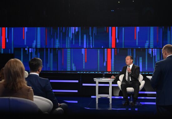Премьер-министр РФ Дмитрий Медведев принял участие в программе "Диалог" на канале "Россия 24"