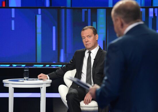 Премьер-министр РФ Дмитрий Медведев принял участие в программе "Диалог" на канале "Россия 24"