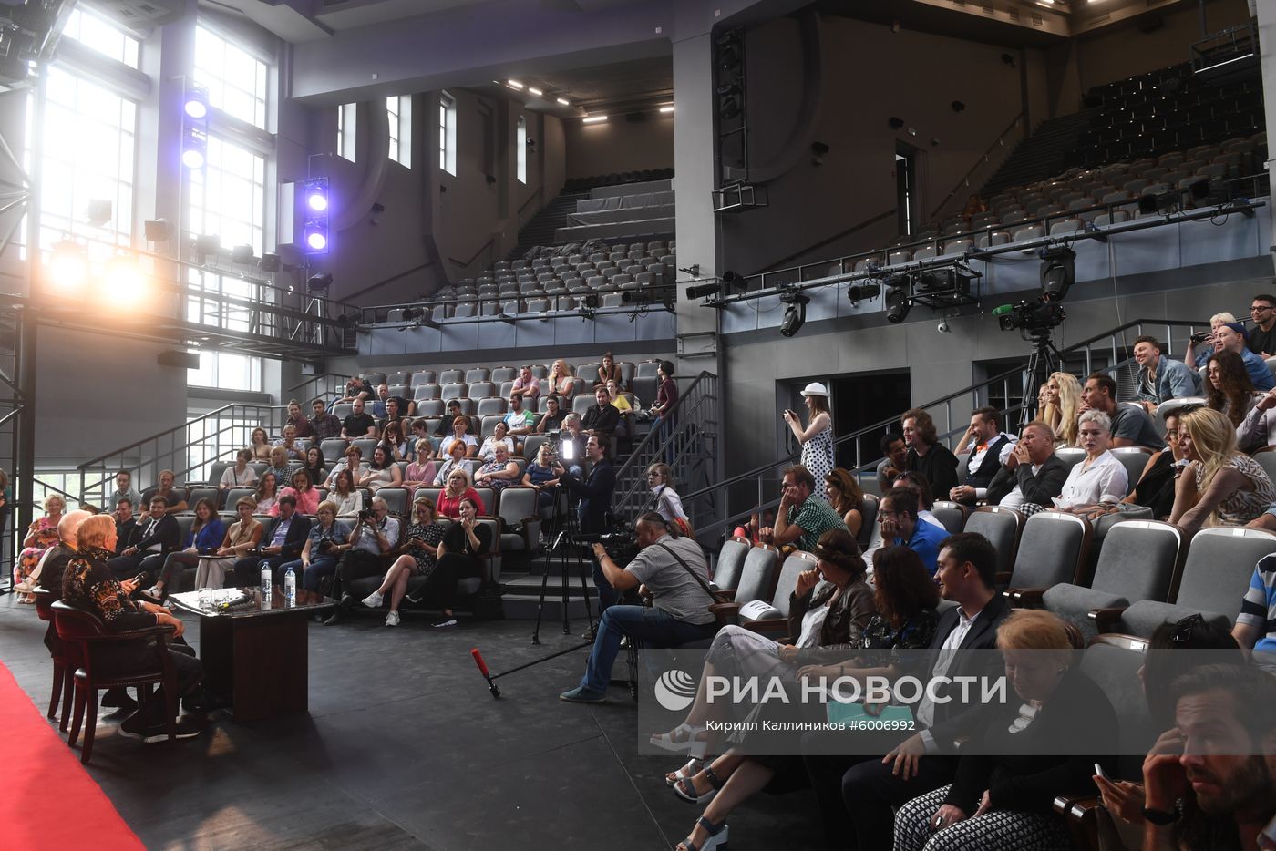 Сбор труппы в Театре Романа Виктюка 
