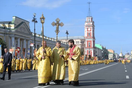 Крестный ход в честь Дня перенесения мощей Александра Невского