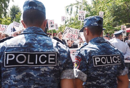 Акция у здания суда в Ереване