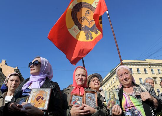 Крестный ход в честь Дня перенесения мощей Александра Невского