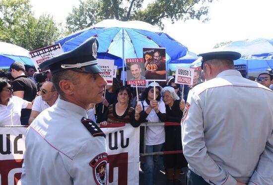 Акция у здания суда в Ереване