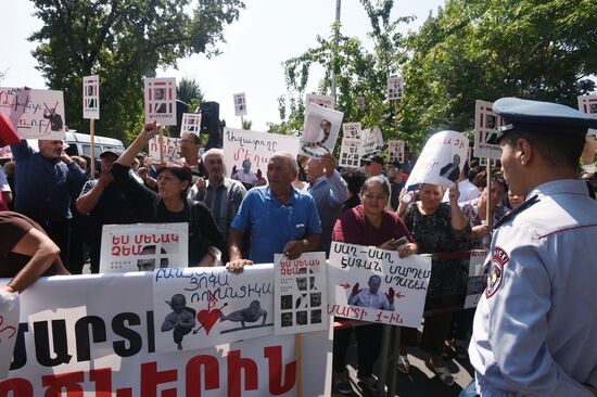 Акция у здания суда в Ереване