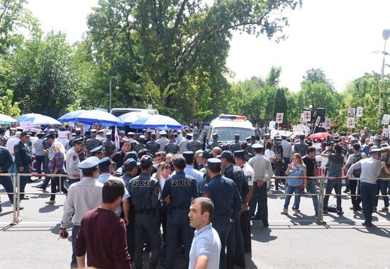 Акция у здания суда в Ереване