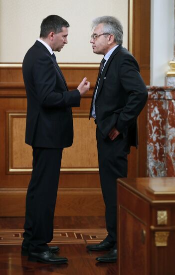 Премьер-министр РФ Д. Медведев провел заседание правительства РФ