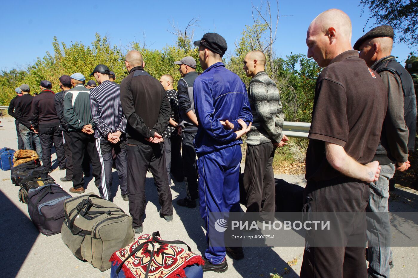 Передача заключенных Украине представителями ЛНР