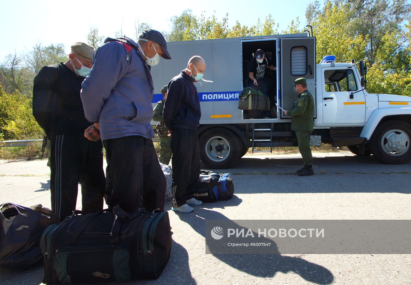 Передача заключенных Украине представителями ЛНР
