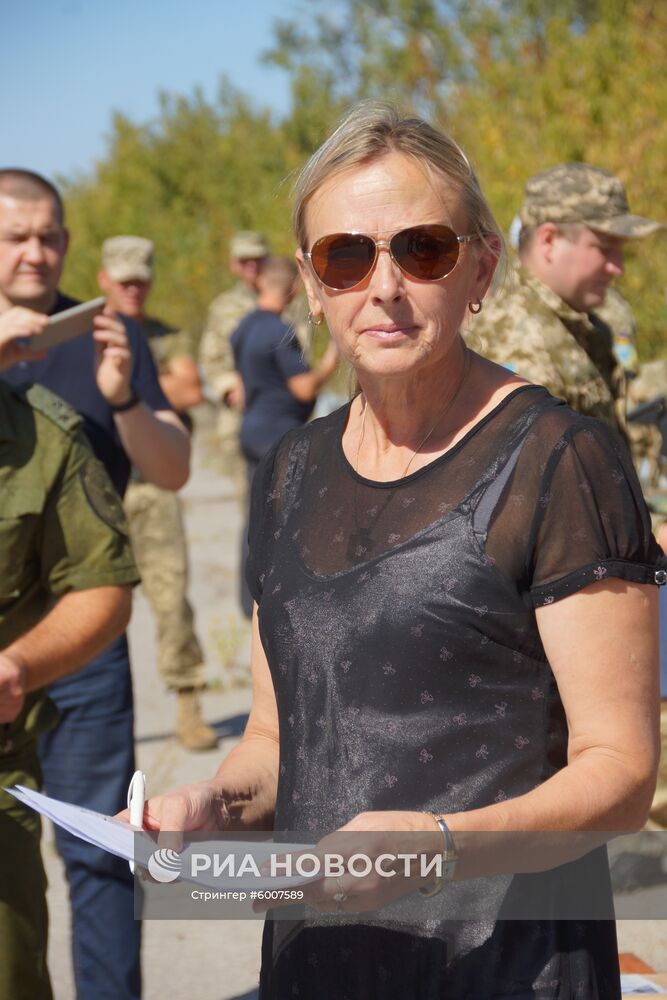 Передача заключенных Украине представителями ЛНР