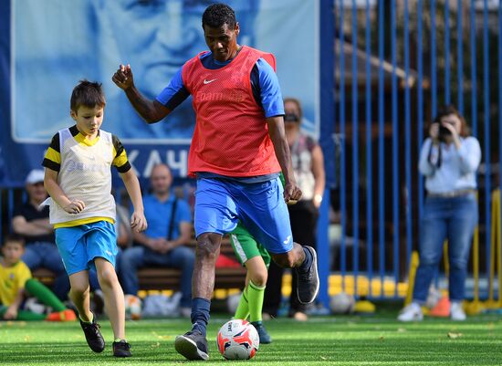 Звезды мирового футбола сыграли с детьми в Москве