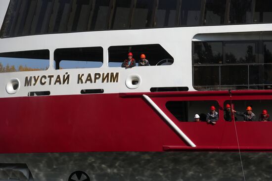 Спуск на воду круизного лайнера "Мустай Карим" в Нижнем Новгороде