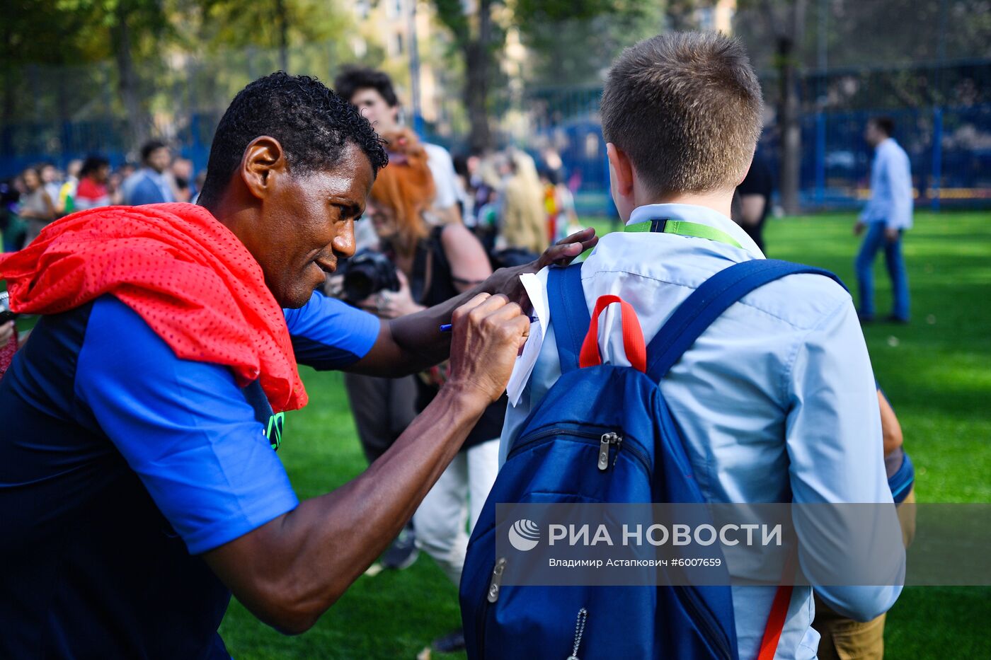 Звезды мирового футбола сыграли с детьми в Москве