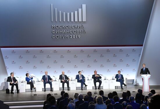 Премьер-министр РФ Д. Медведев принял участие в работе Московского финансового форума