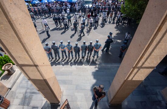 Акция у здания суда в Ереване