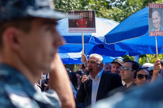 Акция у здания суда в Ереване