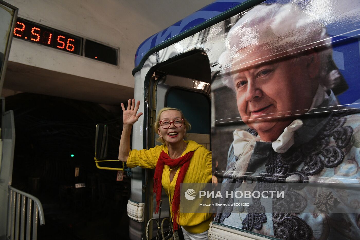 Запуск поезда метро "Великий русский артист Олег Табаков"