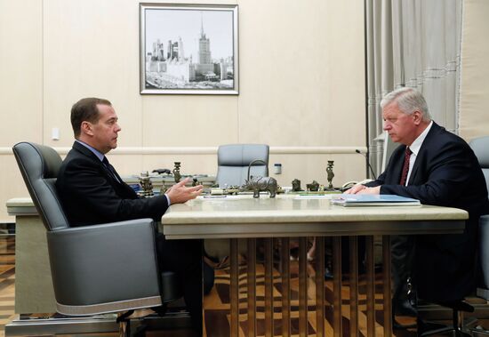 Премьер-министр РФ Д.Медведев встретился с главой ФНП М.Шмаковым