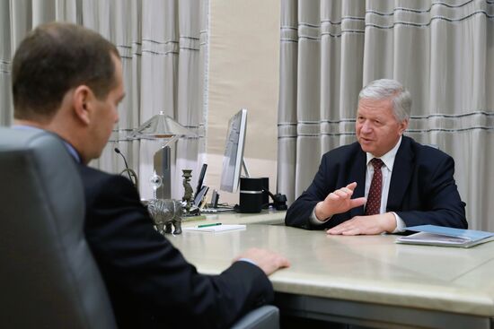 Премьер-министр РФ Д.Медведев встретился с главой ФНП М.Шмаковым