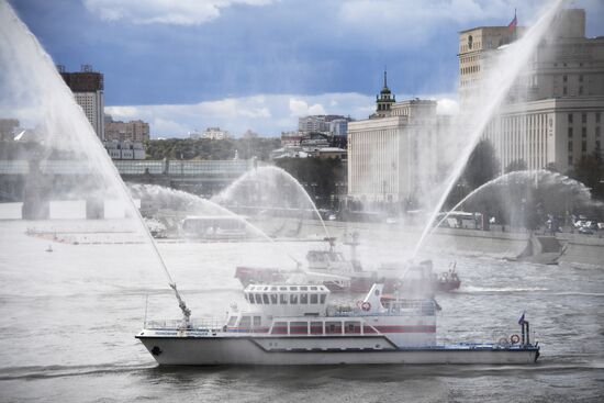 Демонстрация пожарно-спасательных кораблей в Москве