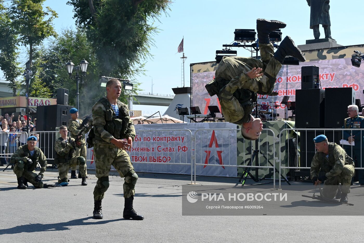 Морские пехотинцы во время показательных выступлений на выставке вооружения и военной техники в рамках акции "Военная служба по контракту в Вооружённых силах – твой выбор!" в Ростове-на-Дону. Место: Россия, Ростов-на-Дону. Автор: Сергей Пивоваров/РИА Новости. Акция "Военная служба по контракту в Вооруженных силах – твой выбор!"