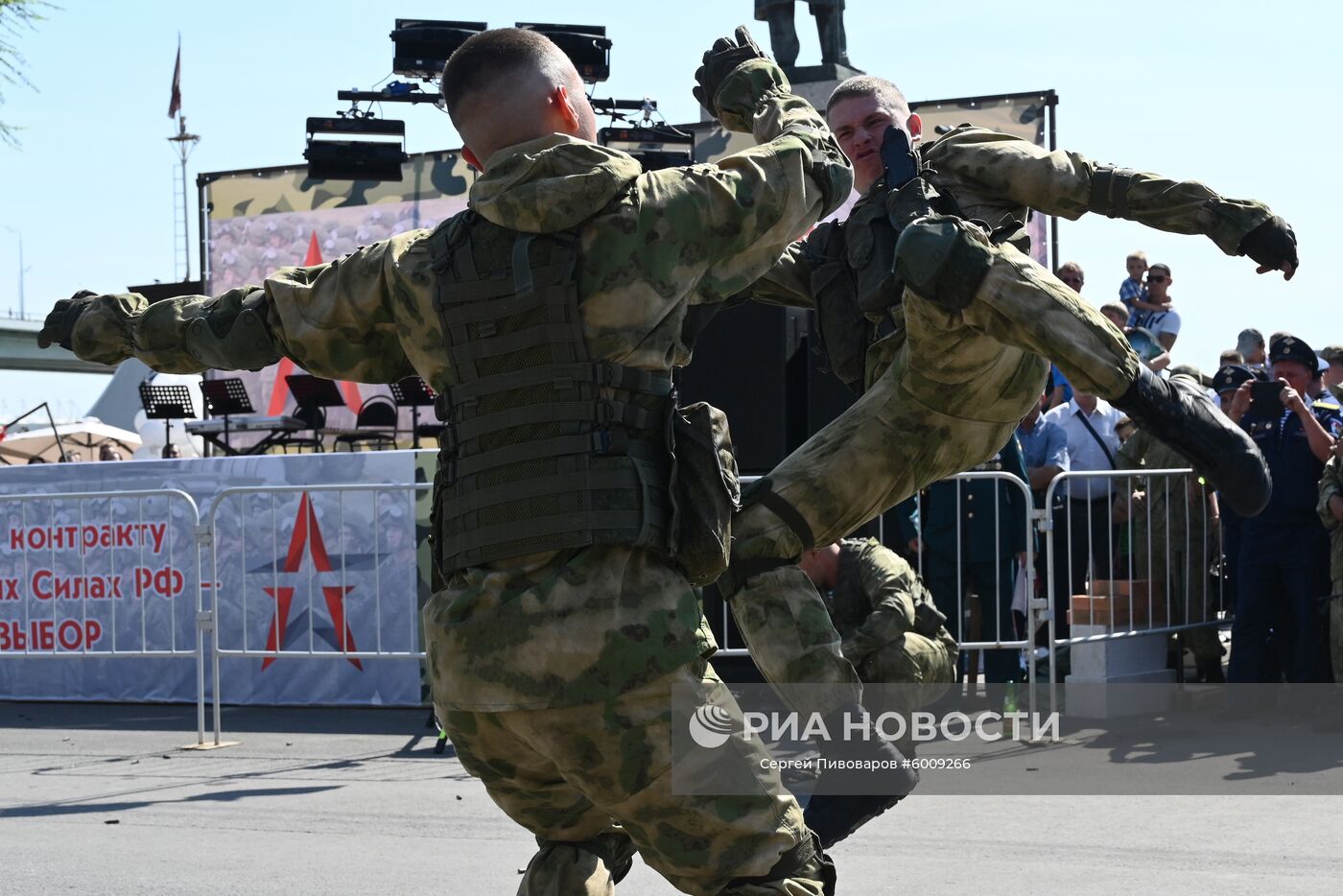 Морские пехотинцы во время показательных выступлений на выставке вооружения и военной техники в рамках акции "Военная служба по контракту в Вооружённых силах – твой выбор!" в Ростове-на-Дону. Место: Россия, Ростов-на-Дону. Автор: Сергей Пивоваров/РИА Новости. Акция "Военная служба по контракту в Вооруженных силах – твой выбор!"