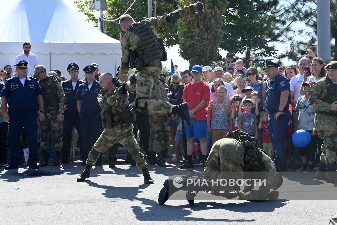 Морские пехотинцы во время показательных выступлений на выставке вооружения и военной техники в рамках акции "Военная служба по контракту в Вооружённых силах – твой выбор!" в Ростове-на-Дону. Место: Россия, Ростов-на-Дону. Автор: Сергей Пивоваров/РИА Новости. Акция "Военная служба по контракту в Вооруженных силах – твой выбор!"