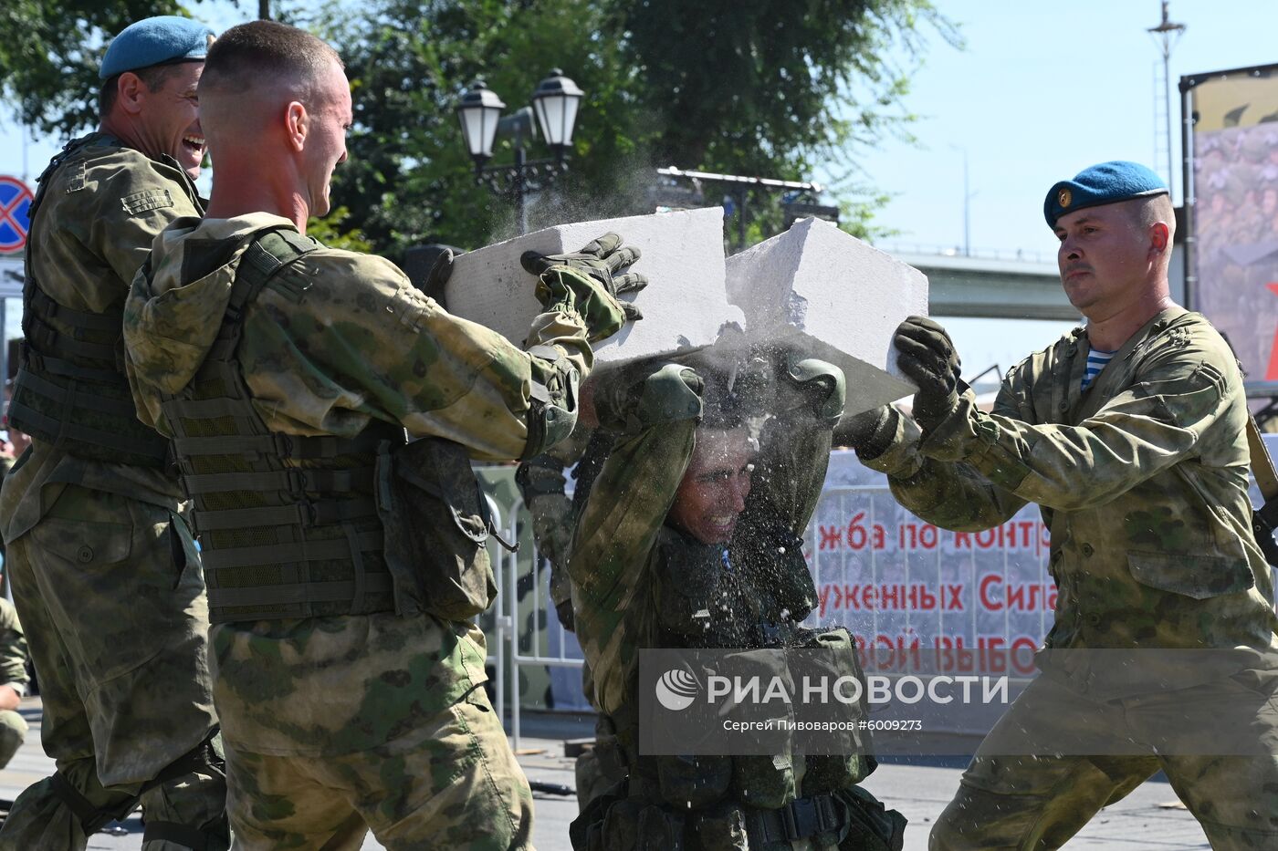 Морские пехотинцы во время показательных выступлений на выставке вооружения и военной техники в рамках акции "Военная служба по контракту в Вооружённых силах – твой выбор!" в Ростове-на-Дону. Место: Россия, Ростов-на-Дону. Автор: Сергей Пивоваров/РИА Новости. Акция "Военная служба по контракту в Вооруженных силах – твой выбор!"