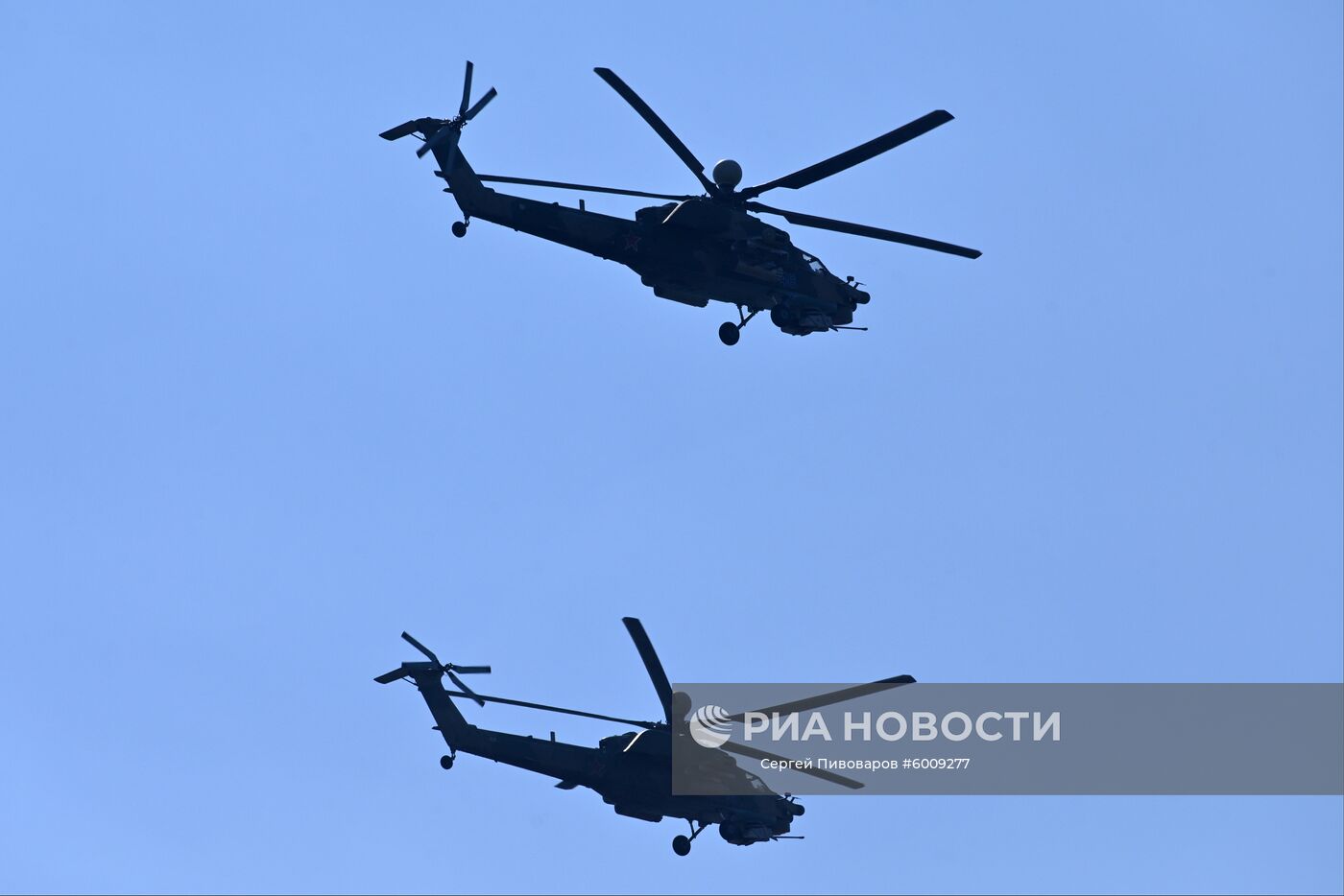 Вертолеты Ми-28 во время показательных выступлений на выставке вооружения и военной техники в рамках акции "Военная служба по контракту в Вооружённых силах – твой выбор!" в Ростове-на-Дону. Место: Россия, Ростов-на-Дону. Автор: Сергей Пивоваров/РИА Новости. Акция "Военная служба по контракту в Вооруженных силах – твой выбор!"