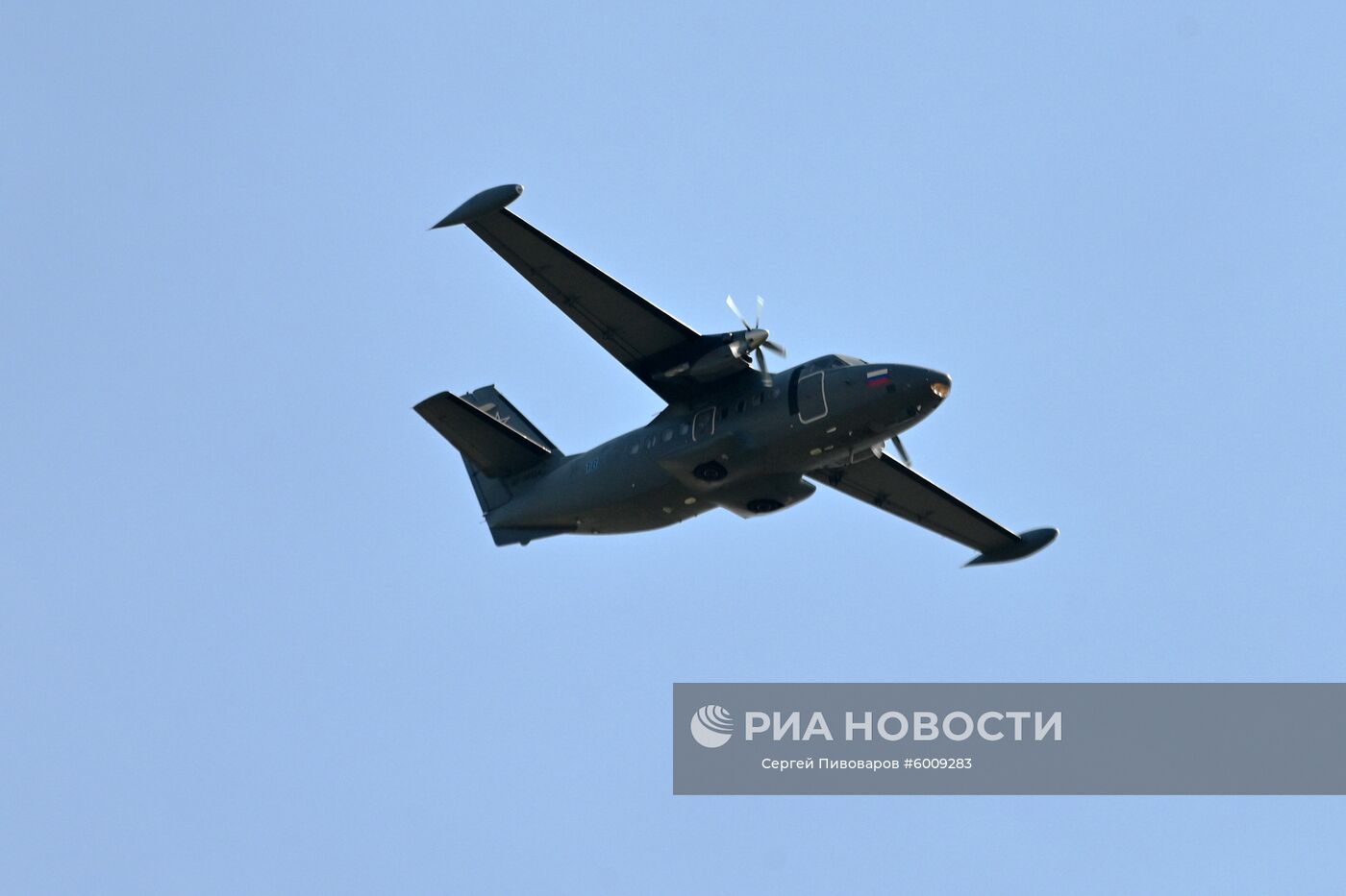 Самолет Л-410 во время показательных выступлений на выставке вооружения и военной техники в рамках акции "Военная служба по контракту в Вооружённых силах – твой выбор!" в Ростове-на-Дону. Место: Россия, Ростов-на-Дону. Автор: Сергей Пивоваров/РИА Новости. Акция "Военная служба по контракту в Вооруженных силах – твой выбор!"