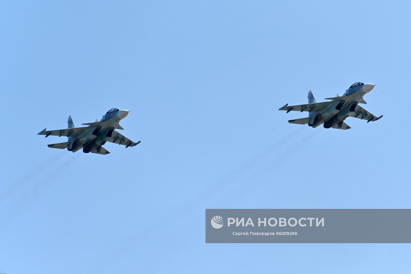 Самолеты Су-27 во время показательных выступлений на выставке вооружения и военной техники в рамках акции "Военная служба по контракту в Вооружённых силах – твой выбор!" в Ростове-на-Дону. Место: Россия, Ростов-на-Дону. Автор: Сергей Пивоваров/РИА Новости. Акция "Военная служба по контракту в Вооруженных силах – твой выбор!"
