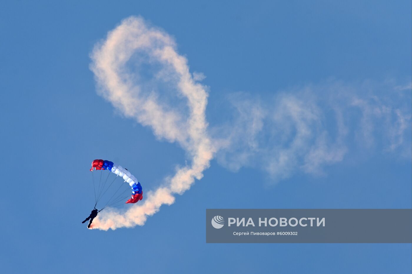 Десантирование парашютистов во время показательных выступлений на выставке вооружения и военной техники в рамках акции "Военная служба по контракту в Вооружённых силах твой выбор!" в Ростове-на-Дону. Место: Россия, Ростов-на-Дону. Автор: Сергей Пивоваров/РИА Новости. Акция "Военная служба по контракту в Вооруженных силах – твой выбор!"