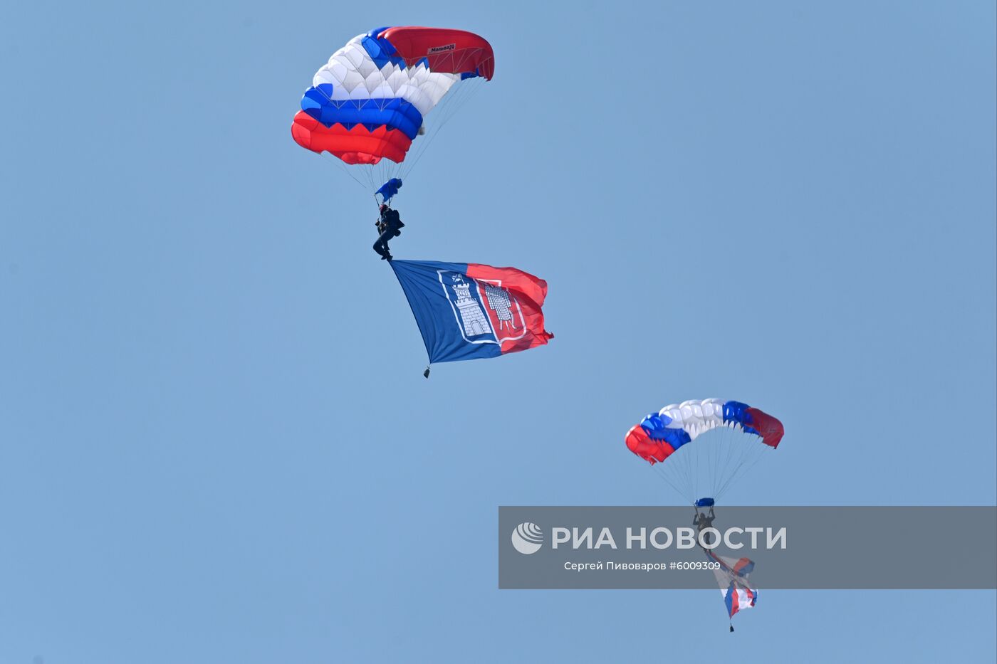 Десантирование парашютистов во время показательных выступлений на выставке вооружения и военной техники в рамках акции "Военная служба по контракту в Вооружённых силах – твой выбор!" в Ростове-на-Дону. Место: Россия, Ростов-на-Дону. Автор: Сергей Пивоваров/РИА Новости. Акция "Военная служба по контракту в Вооруженных силах – твой выбор!"