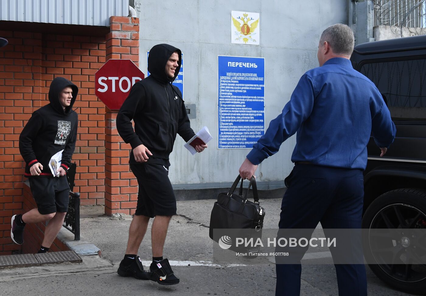 Футболистов П. Мамаева и А. Кокорина освободили из колонии по УДО