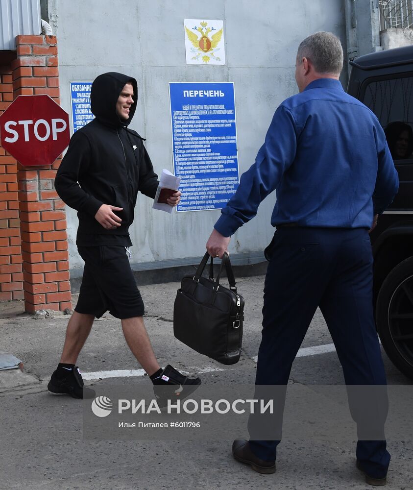 Футболистов П. Мамаева и А. Кокорина освободили из колонии по УДО