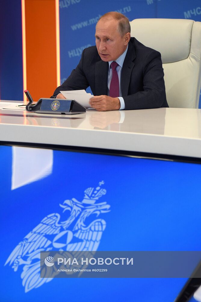 Президент РФ В. Путин посетил Кризисный центр МЧС РФ