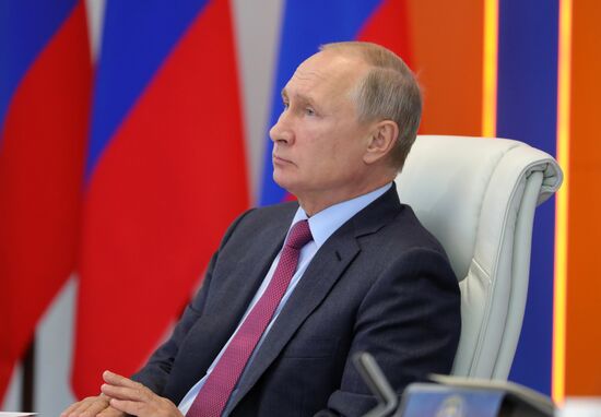 Президент РФ В. Путин посетил Кризисный центр МЧС РФ