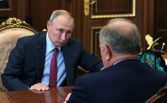 Рабочая встреча президента РФ В. Путина с лидером КПРФ Г. Зюгановым