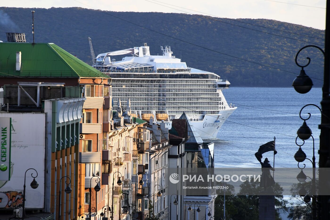 Гигантский круизный лайнер Quantum of the Seas прибыл в порт Владивостока