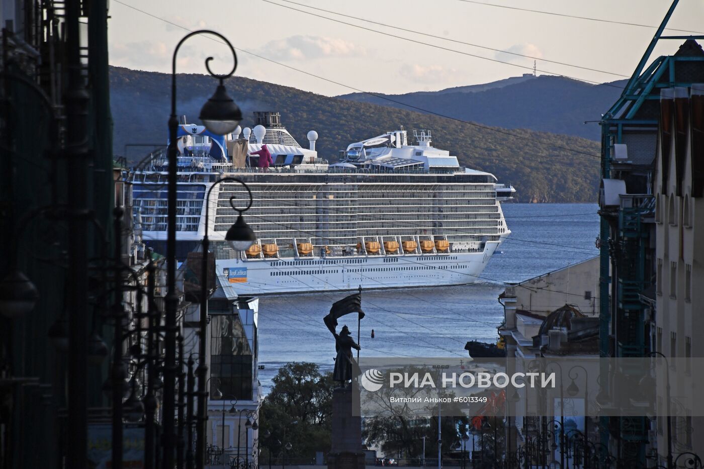 Гигантский круизный лайнер Quantum of the Seas прибыл в порт Владивостока