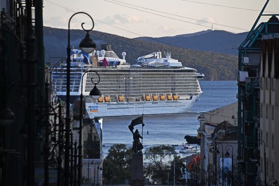 Гигантский круизный лайнер Quantum of the Seas прибыл в порт Владивостока