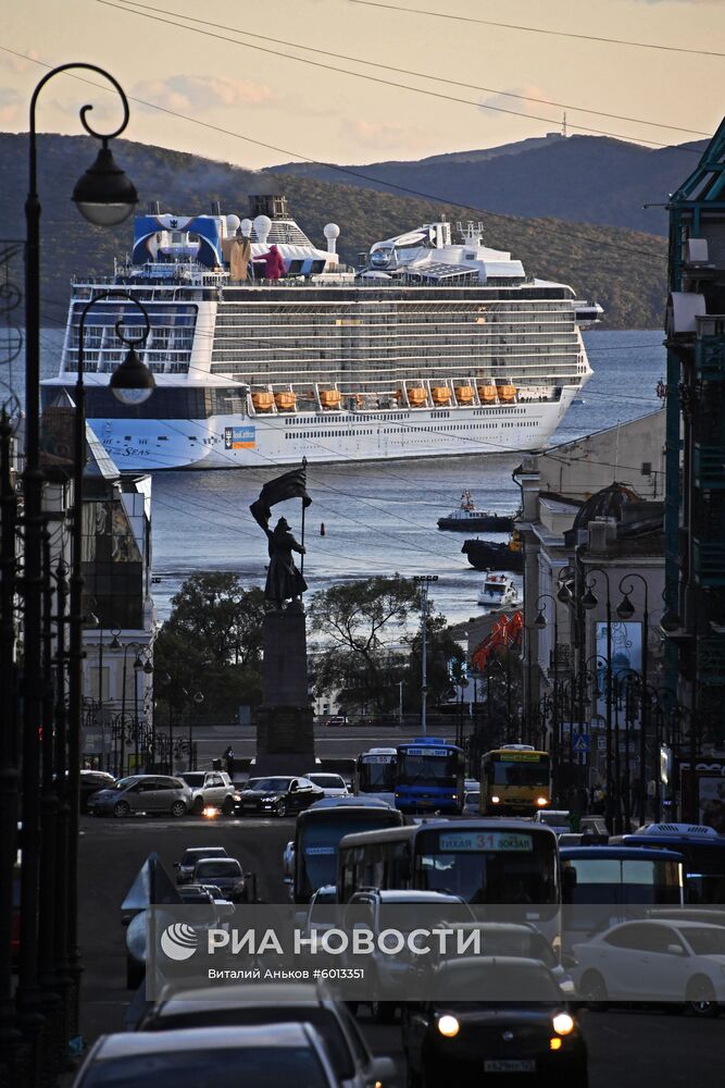 Гигантский круизный лайнер Quantum of the Seas прибыл в порт Владивостока