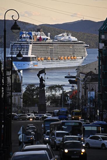 Гигантский круизный лайнер Quantum of the Seas прибыл в порт Владивостока