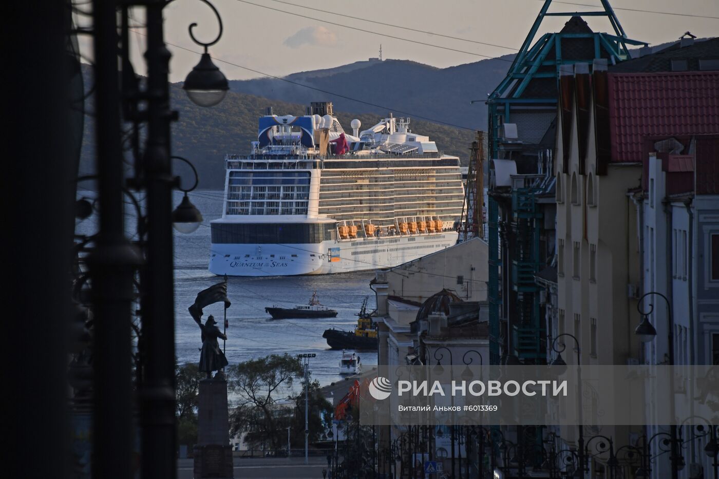 Гигантский круизный лайнер Quantum of the Seas прибыл в порт Владивостока