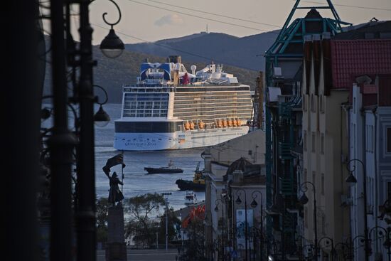 Гигантский круизный лайнер Quantum of the Seas прибыл в порт Владивостока