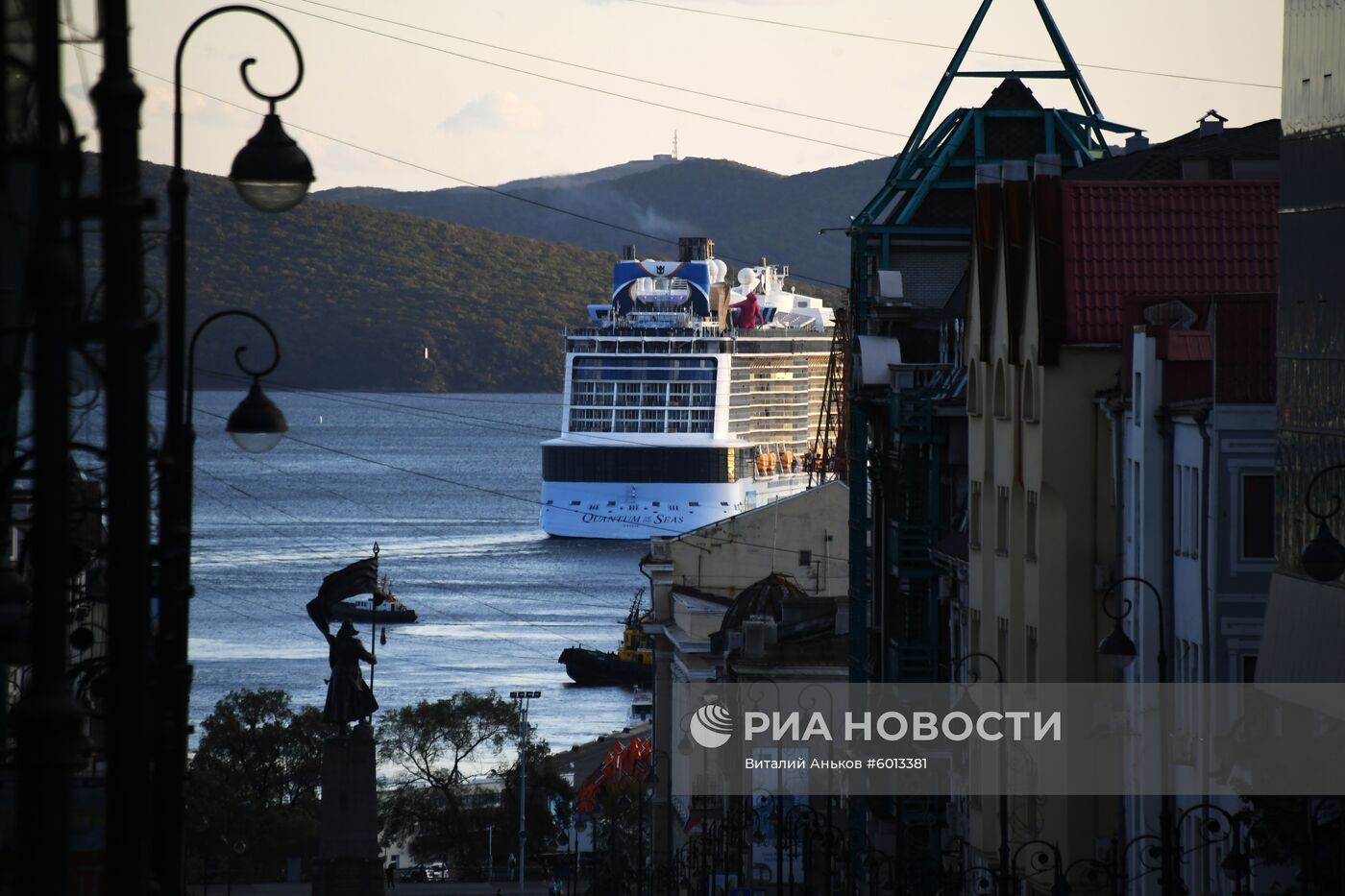 Гигантский круизный лайнер Quantum of the Seas прибыл в порт Владивостока