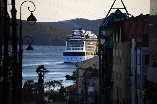 Гигантский круизный лайнер Quantum of the Seas прибыл в порт Владивостока