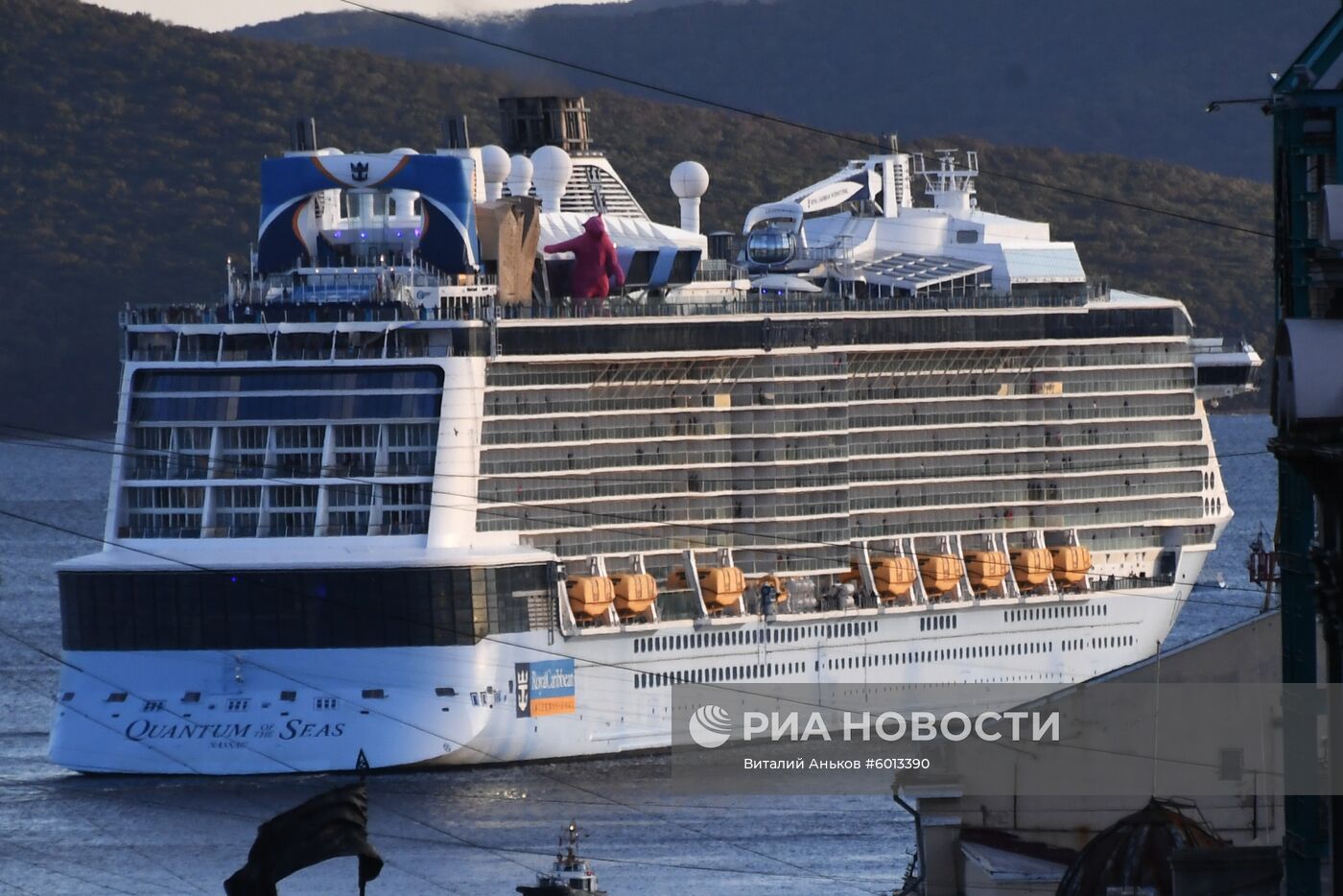 Гигантский круизный лайнер Quantum of the Seas прибыл в порт Владивостока
