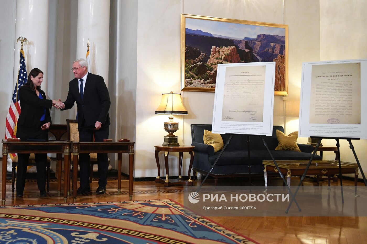 Передача российской стороне исторических документов за подписью императора Николая II