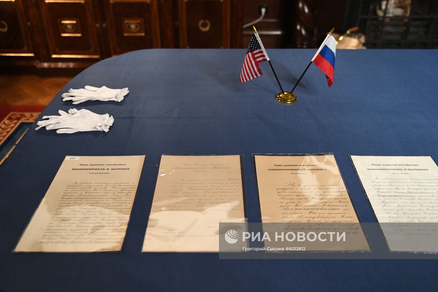 Передача российской стороне исторических документов за подписью императора Николая II